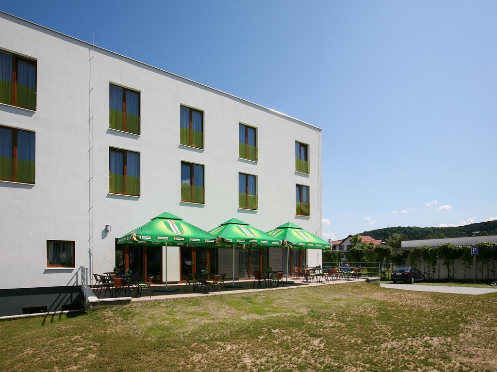 Nad Kralovnou Hotel & Restaurant Прага Экстерьер фото